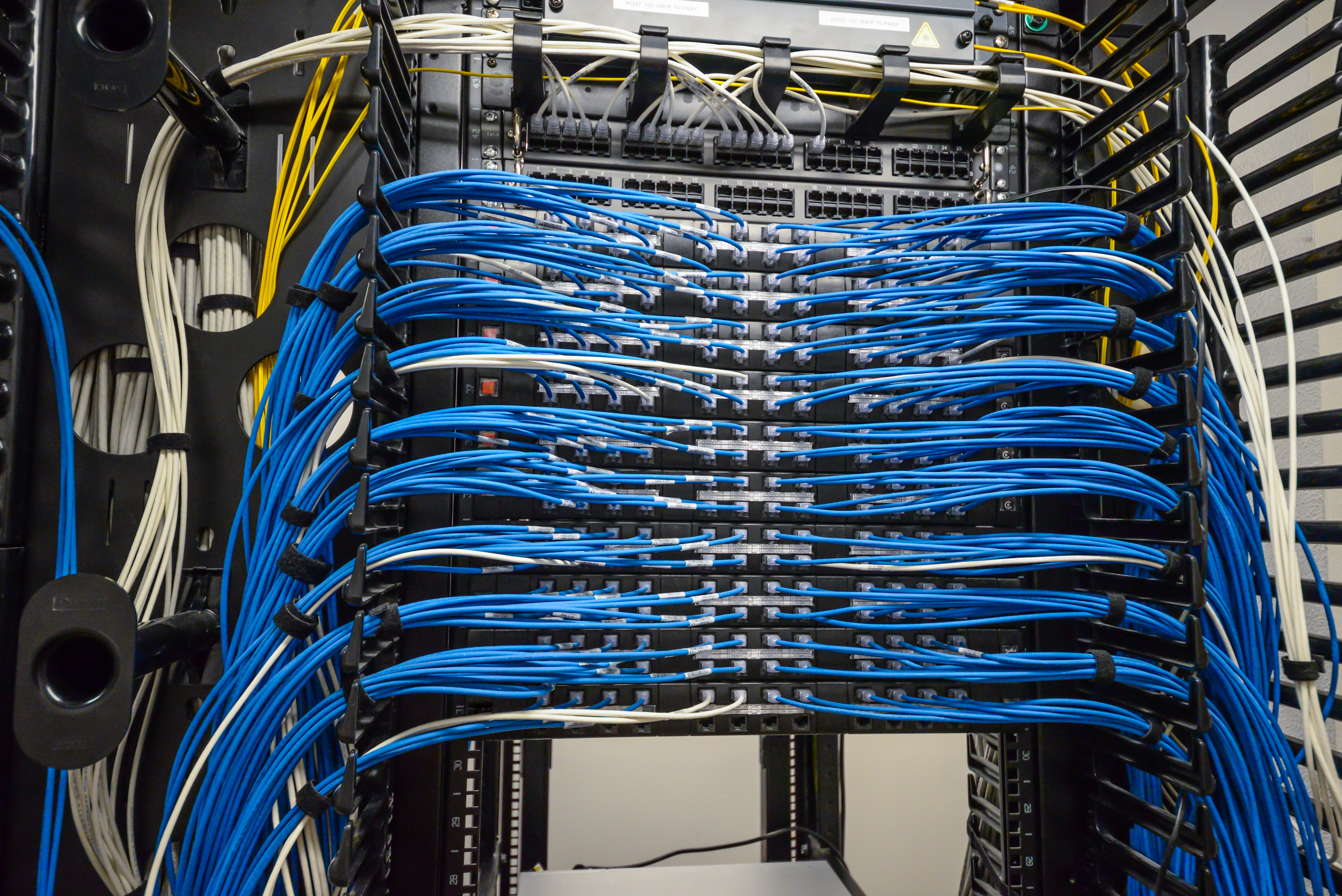 Кабели для структурированных систем связи. СКС Структурированная кабельная система. Монтаж слаботочных сетей. Кабель менеджмент в серверной. Провода в серверной.