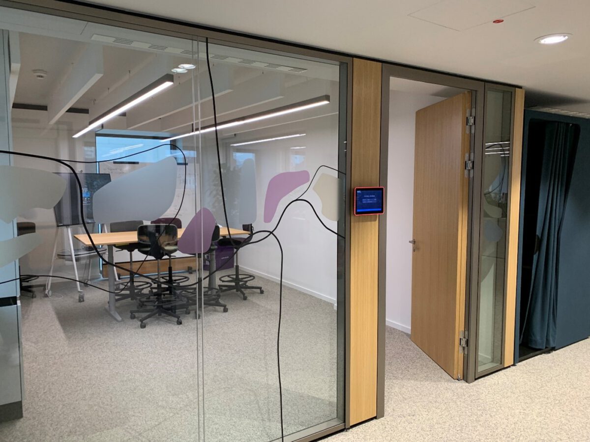 Meetingraum am Hauptsitz der EB mit digitalem Türschild